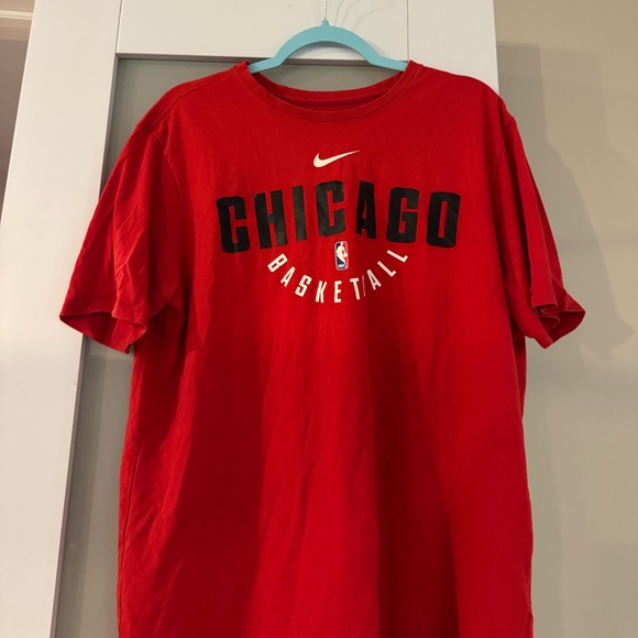 🍁 Nike Red Chicago Basketball Tee - Picture 2 of 6